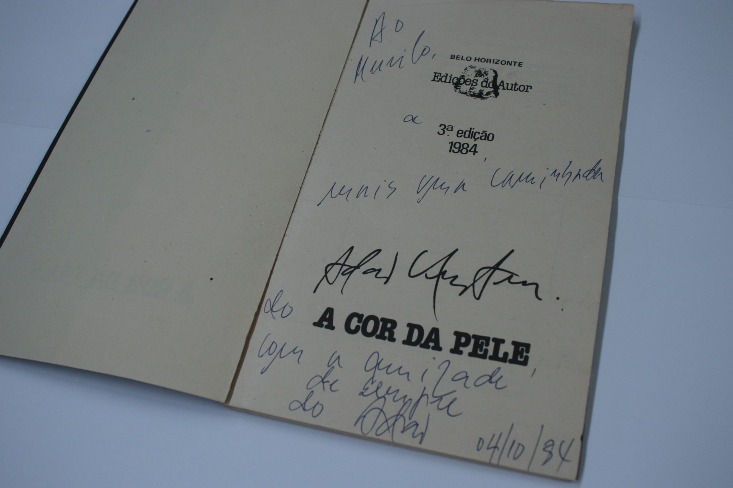 Exemplar de A cor da pele autografado por Adão Ventura e presenteado ao escritor Murilo Rubião.